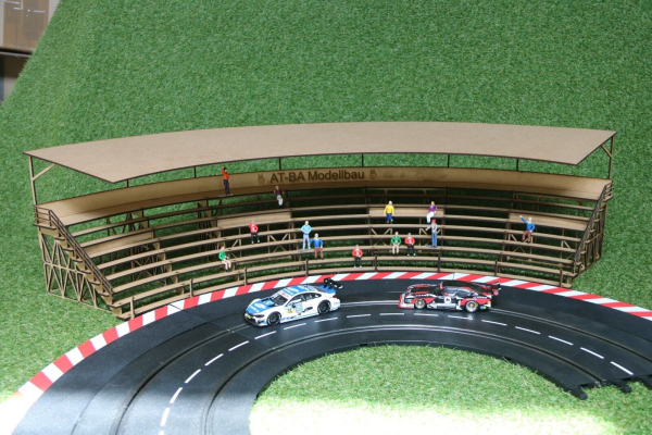 AT-BA TRIBÜNE Kurve 1 mit Randstreifen und Dach 1130 x 164 x 232