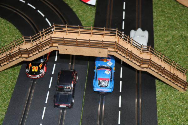 AT-BA Brücke mit Handlauf für 4 Fahrspuren