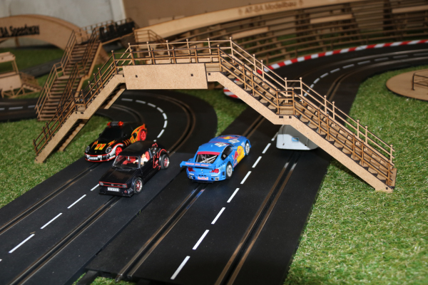 AT-BA Brücke mit Handlauf für 4 Fahrspuren