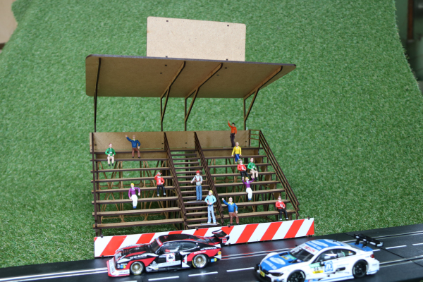 AT-BA Tribüne mit Dach 220004