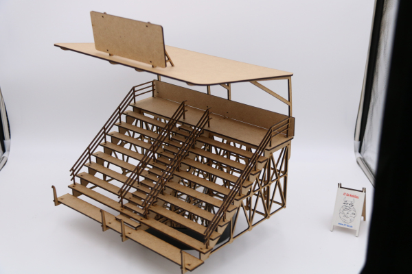 AT-BA Tribüne mit Dach 220004