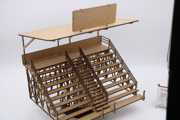 AT-BA Tribüne mit Dach 220004